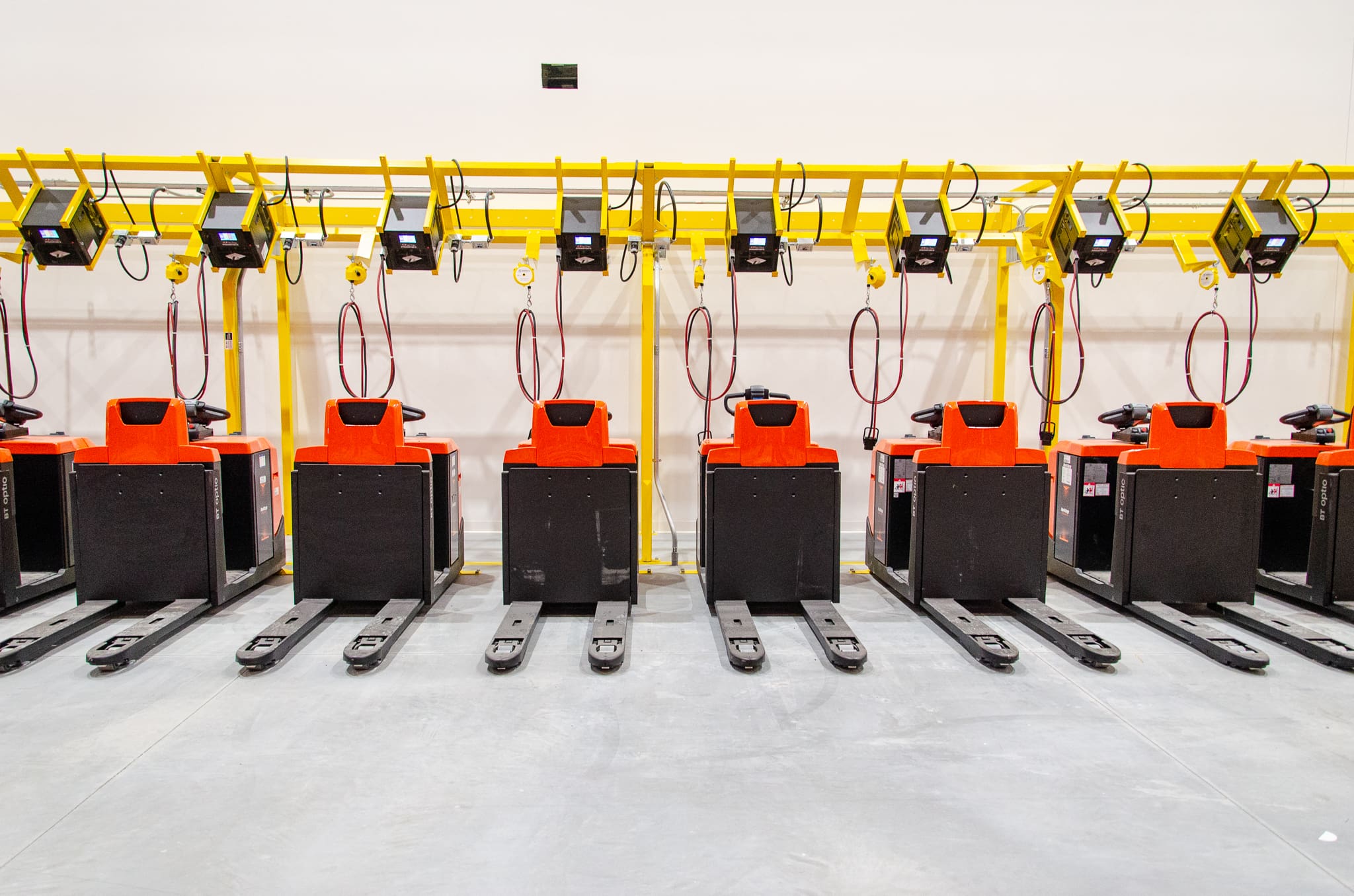 Master, entrepôt, warehouse, lift, chariots, station de chargement, charging station