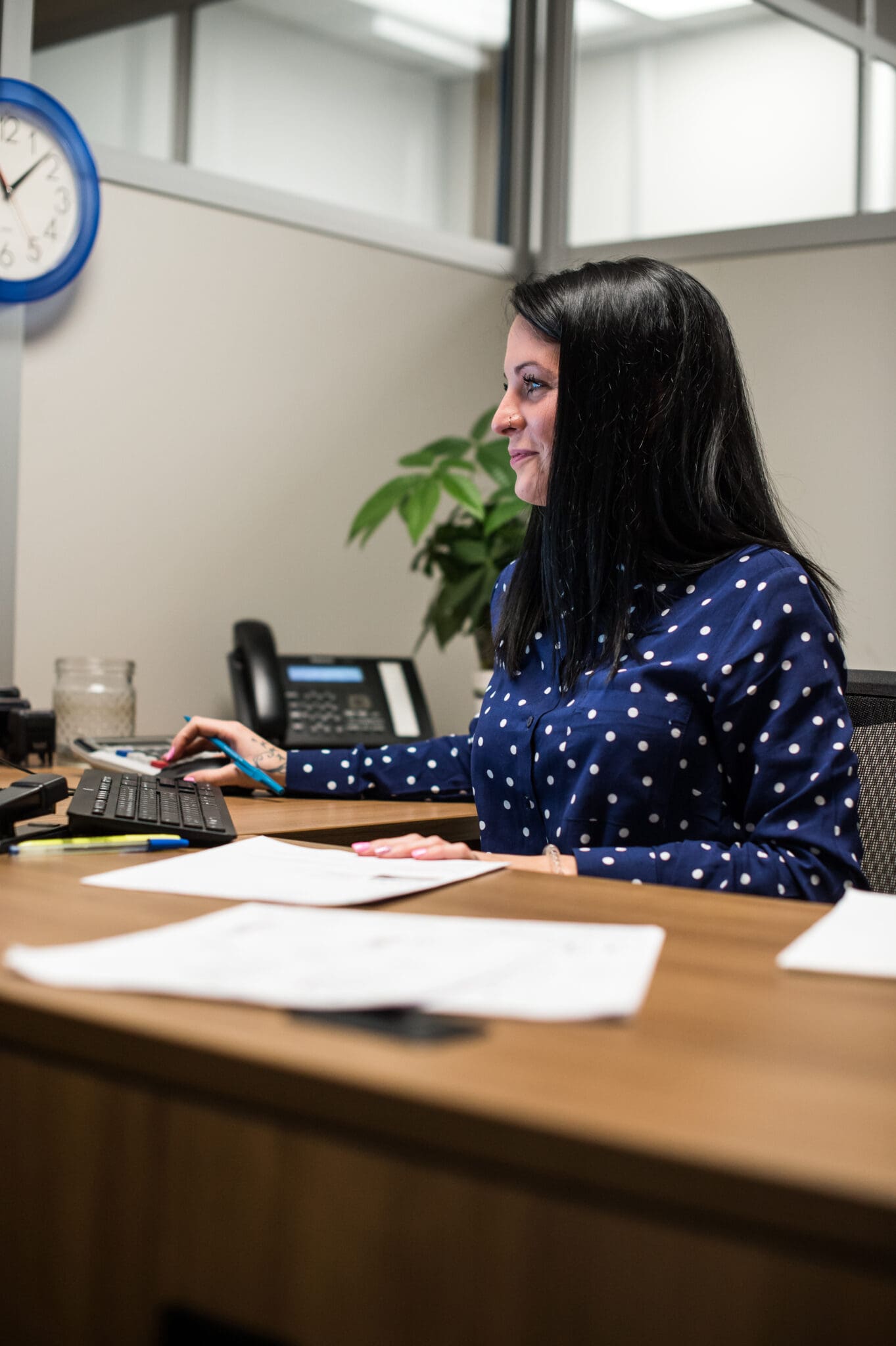 Un employé de bureau au travail, analyse de rapport financier